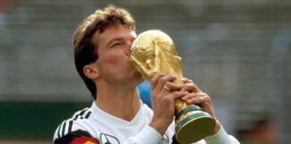 Ο Λόταρ Ματέους φιλά το τρόπαιο του Παγκοσμίου Κυπέλλου